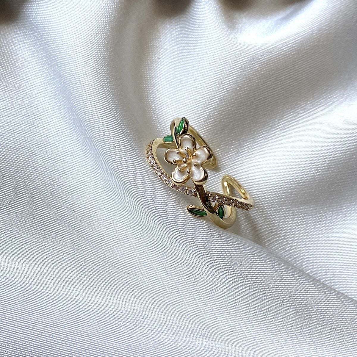 Taşlı Beyaz Çiçek Çapraz Tasarım Yüzük