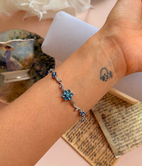 Mavi Çiçek Figürlü Zirkon Taşlı Zarif Kadın Bileklik