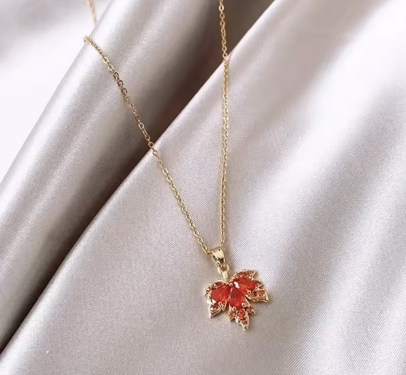 Kırmızı Akçaağaç Yaprağı Çelik Kolye