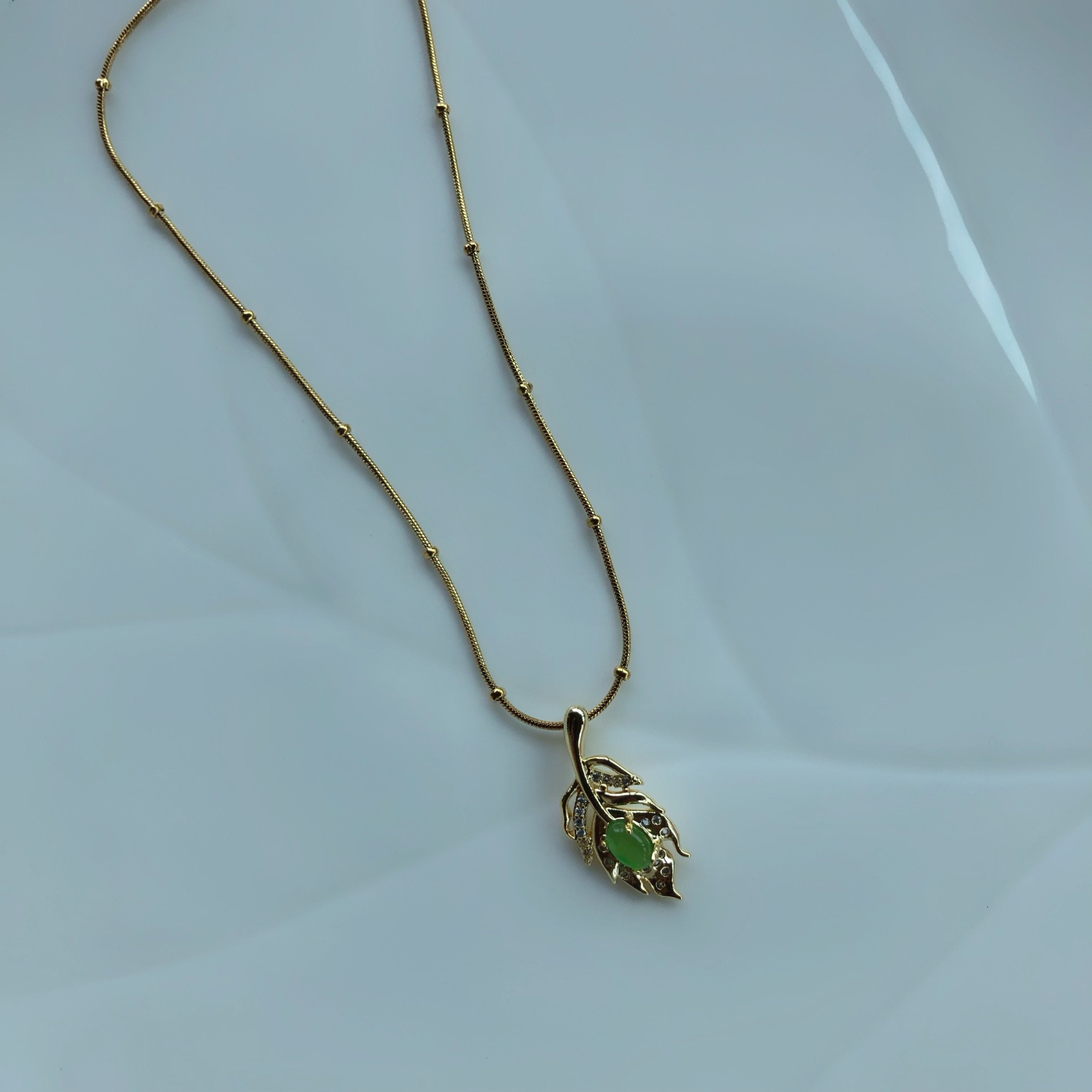 Yeşil Taşlı Yaprak Tasarım Çelik Kolye
