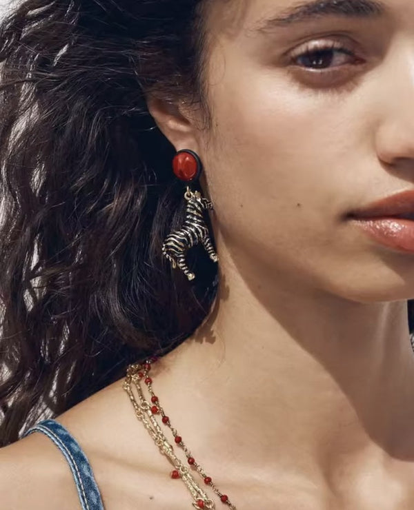 Kırmızı Taşlı Tasarım Zebra Küpe