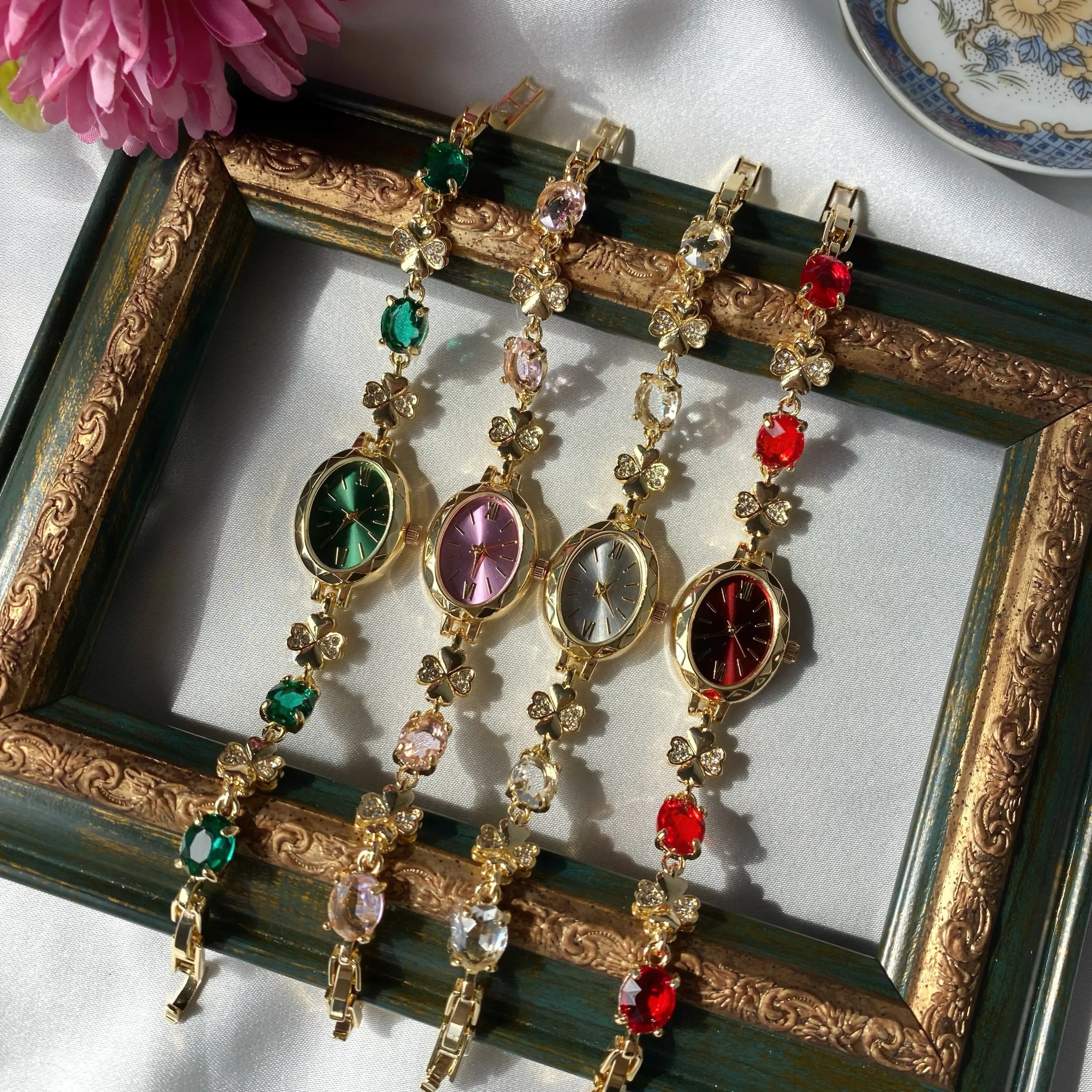 Vintage Oval Renkli Çiçek Tasarım Saat