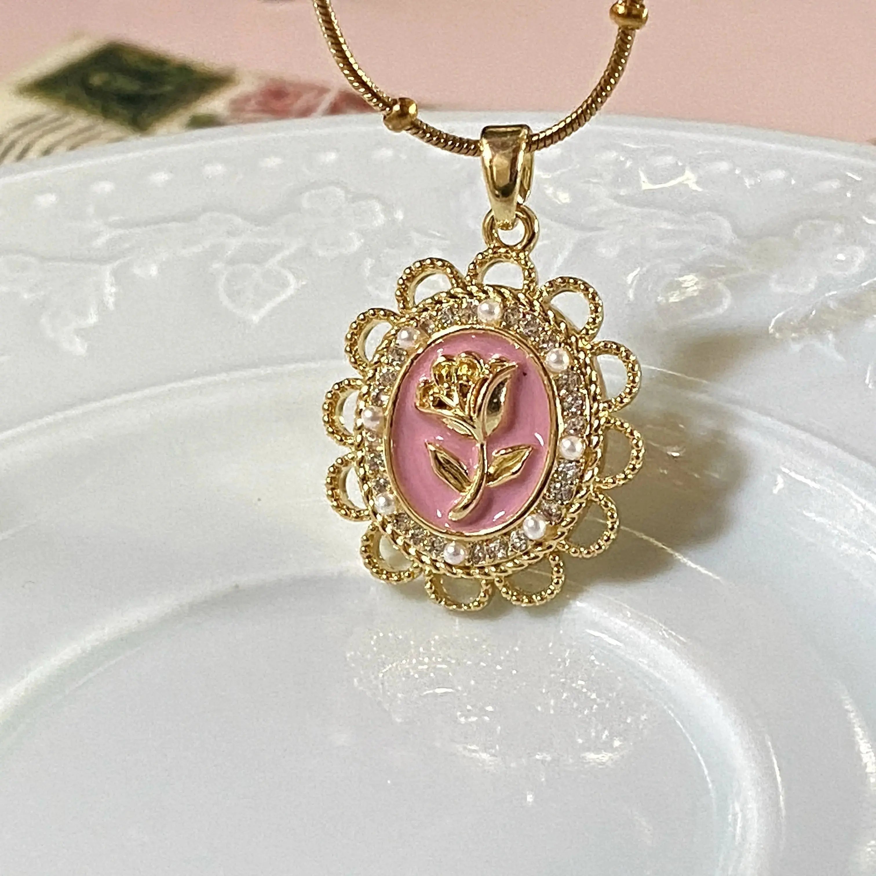 Pembe Gül Figürlü Vintage Çelik Kolye