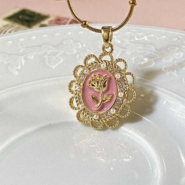 Pembe Gül Figürlü Vintage Çelik Kolye