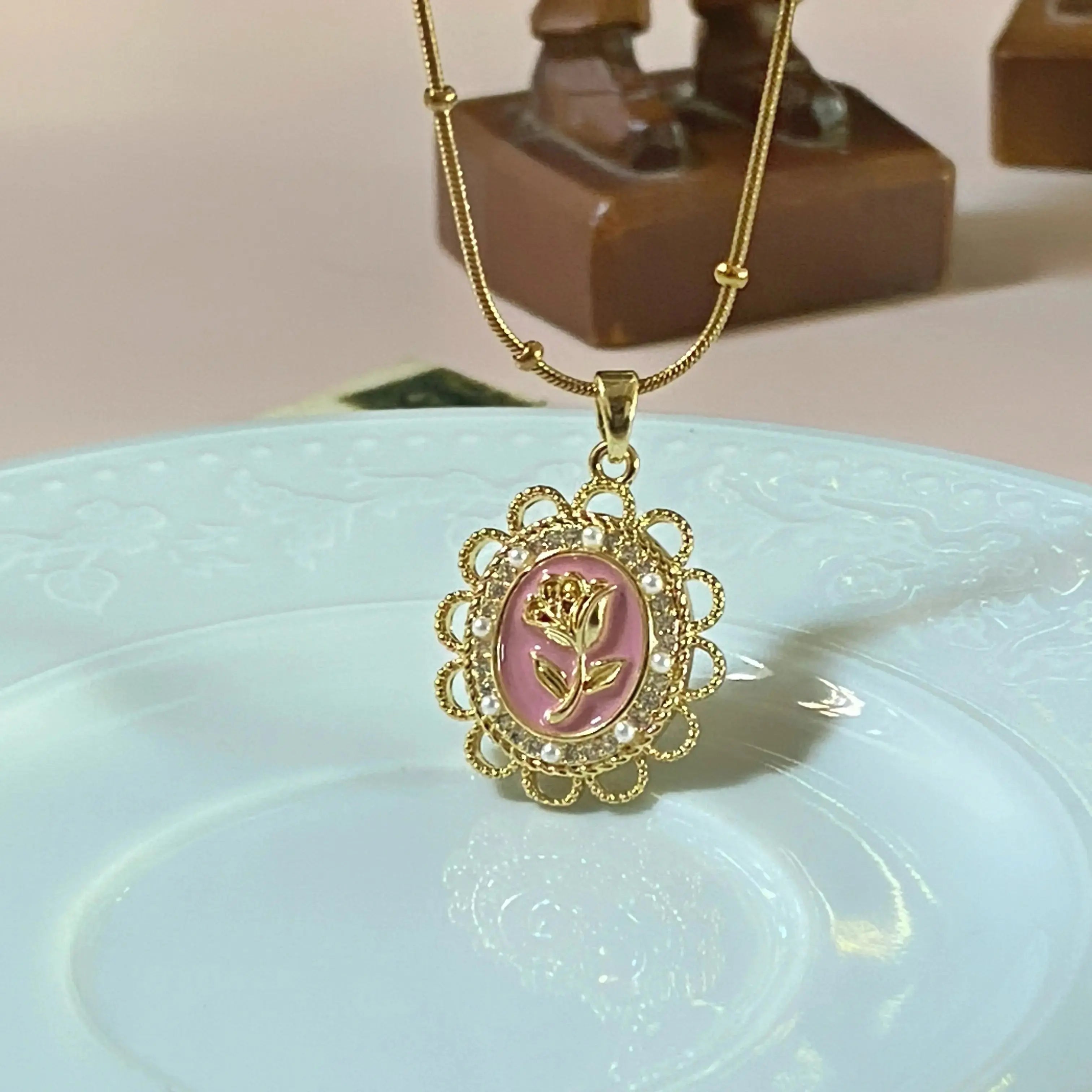 Pembe Gül Figürlü Vintage Çelik Kolye