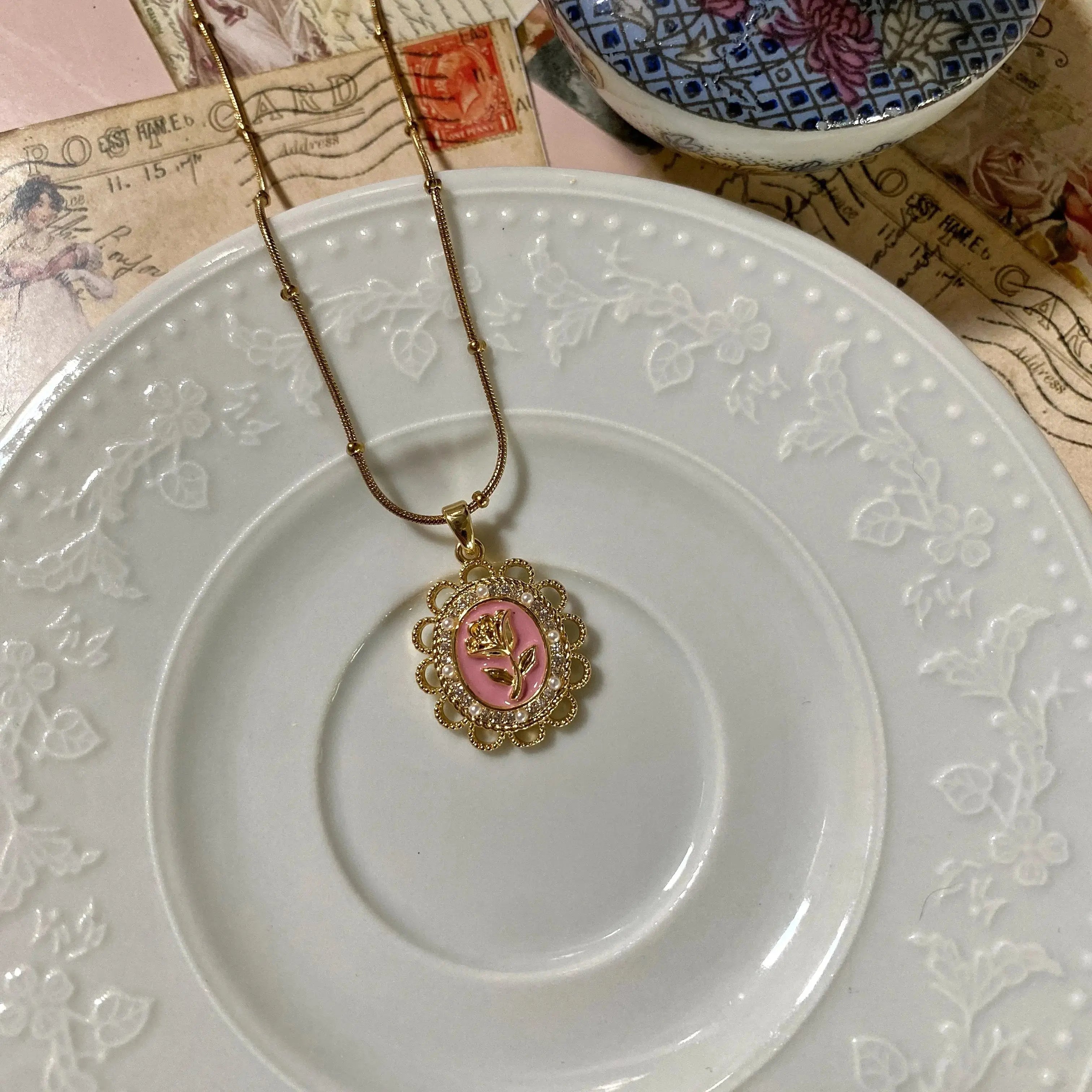 Pembe Gül Figürlü Vintage Çelik Kolye