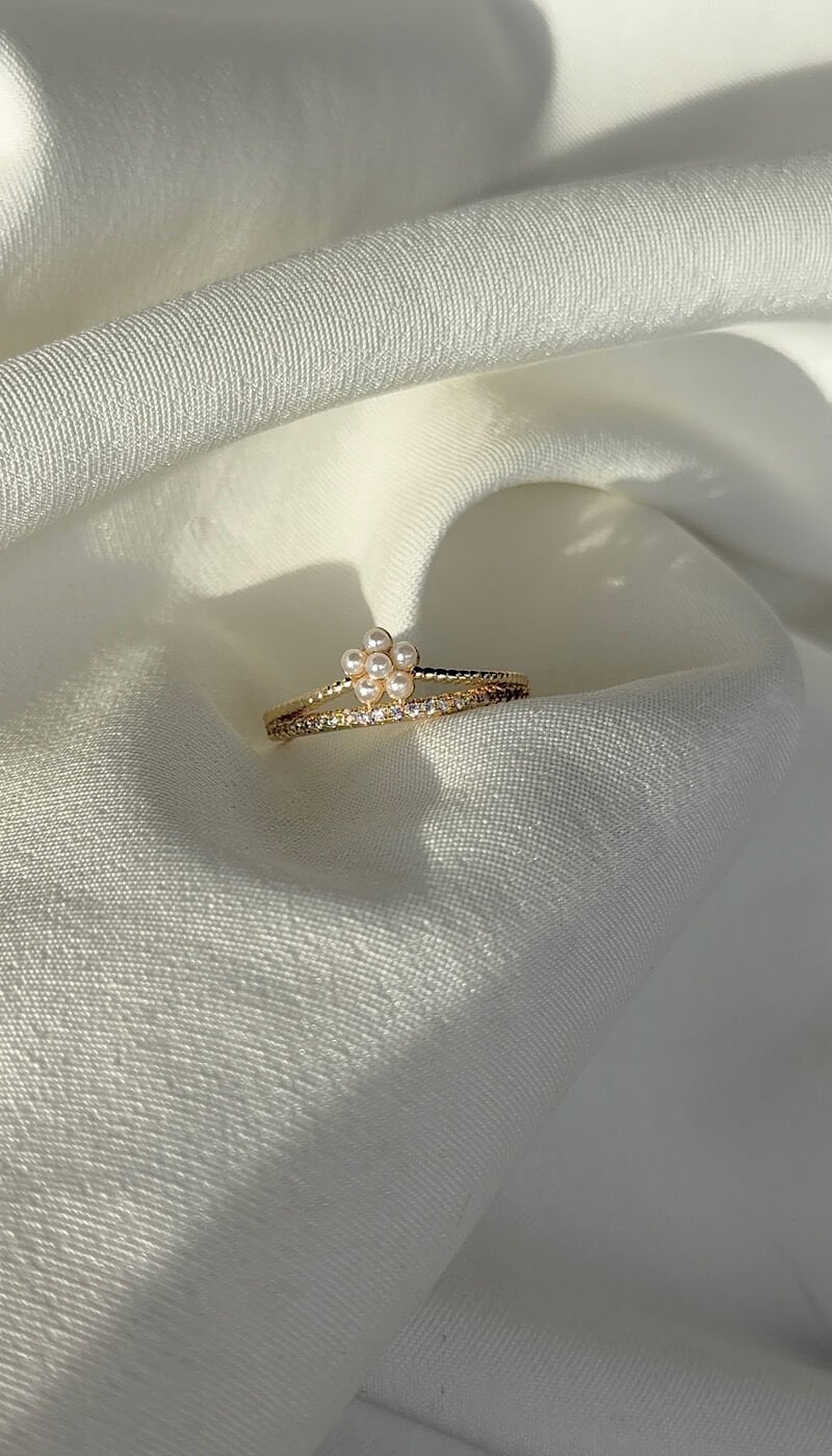 İnci Çiçek Motifli Çift Katmanlı Taşlı Yüzük