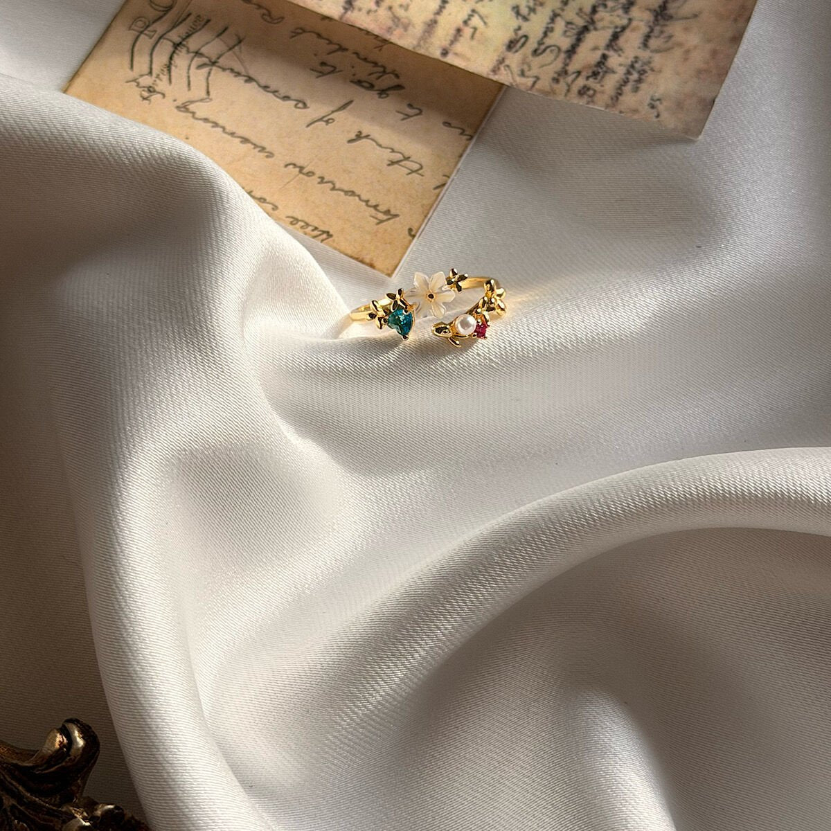 İnci Detay Renkli Çiçek Dalı Yüzük