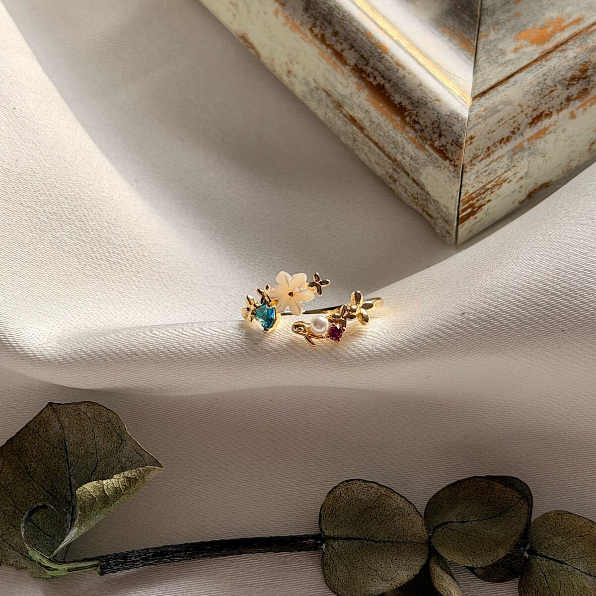 İnci Detay Renkli Çiçek Dalı Yüzük