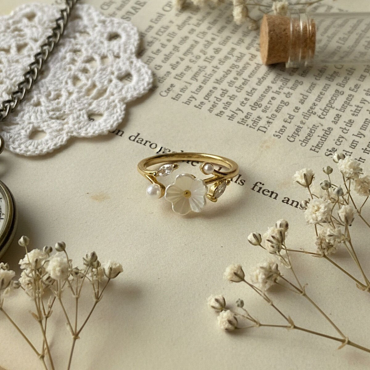 İnci Detaylı Beyaz Çiçek Vintage Yüzük