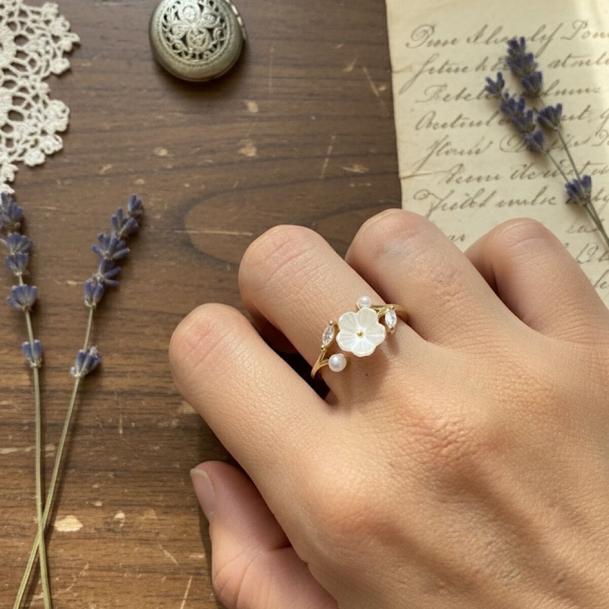 İnci Detaylı Beyaz Çiçek Vintage Yüzük