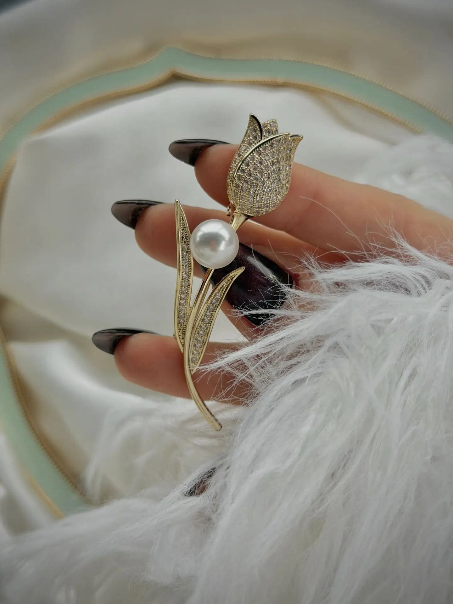 İnci Detaylı Lale Figürlü Zirkon Vintage Broş