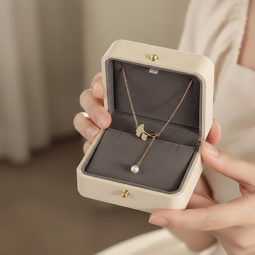 İnci Detaylı Yaprak Tasarım Kolye