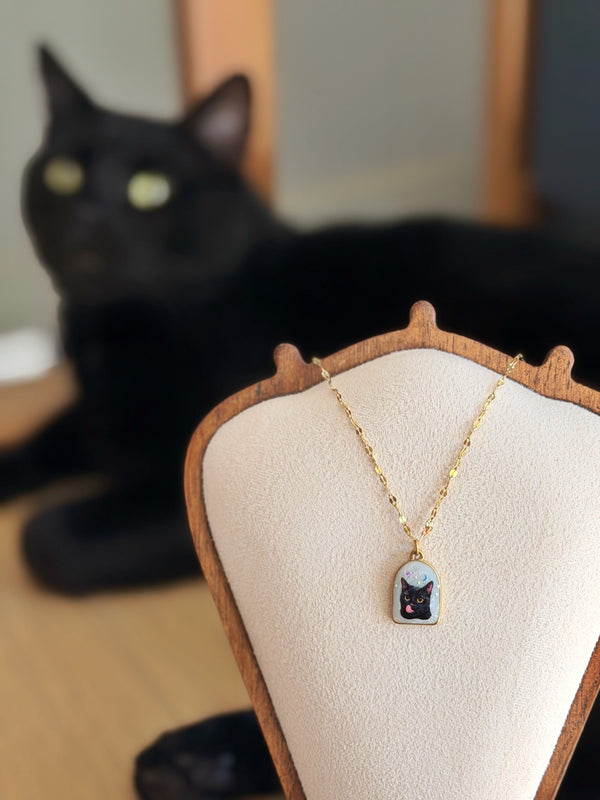 Kedi figürlü gold çelik kolye siyah kedi ile konsept çekim