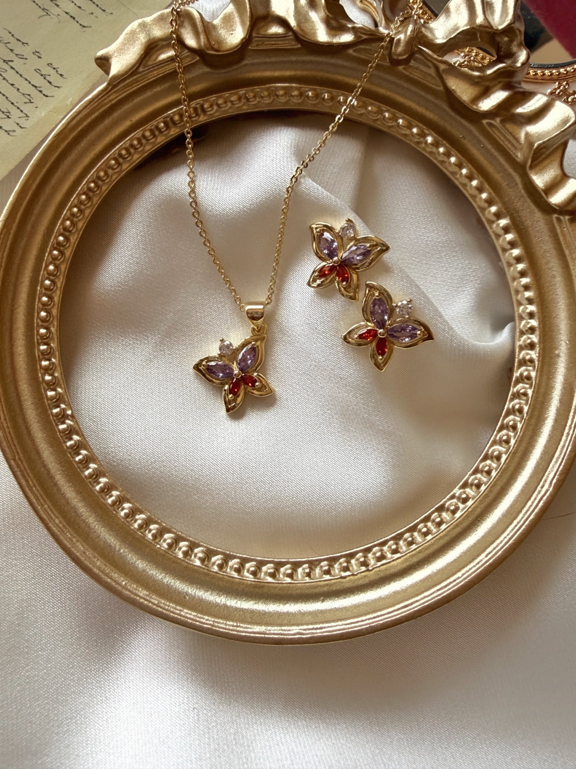 Gold tonlu kelebek kolye ve küpe setinin tamamı