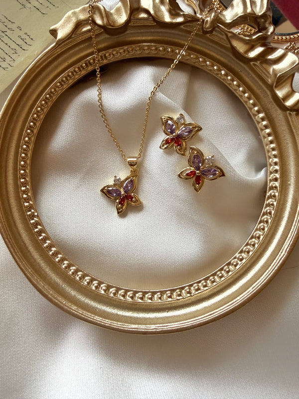 Gold tonlu kelebek kolye ve küpe setinin tamamı