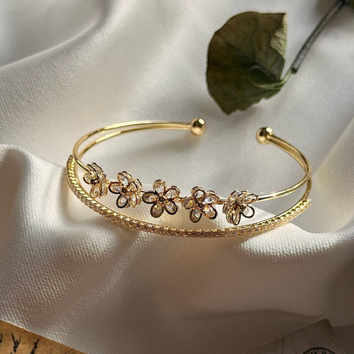 Vintage Zarif Çiçek Figürlü Halka Bileklik