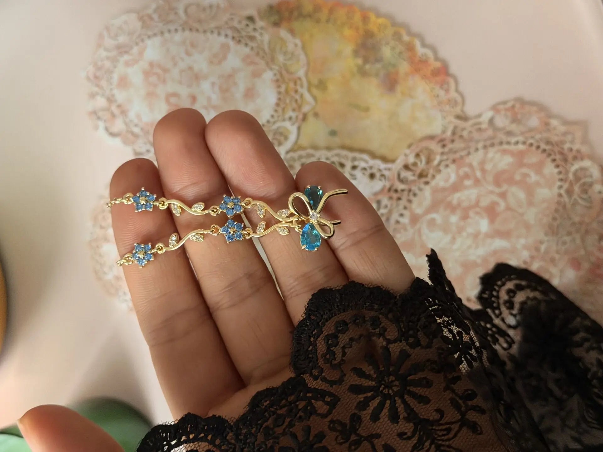 Mavi Taşlı Çiçek ve Fiyonk Motifli Vintage Kolye Vintage Aksesuar