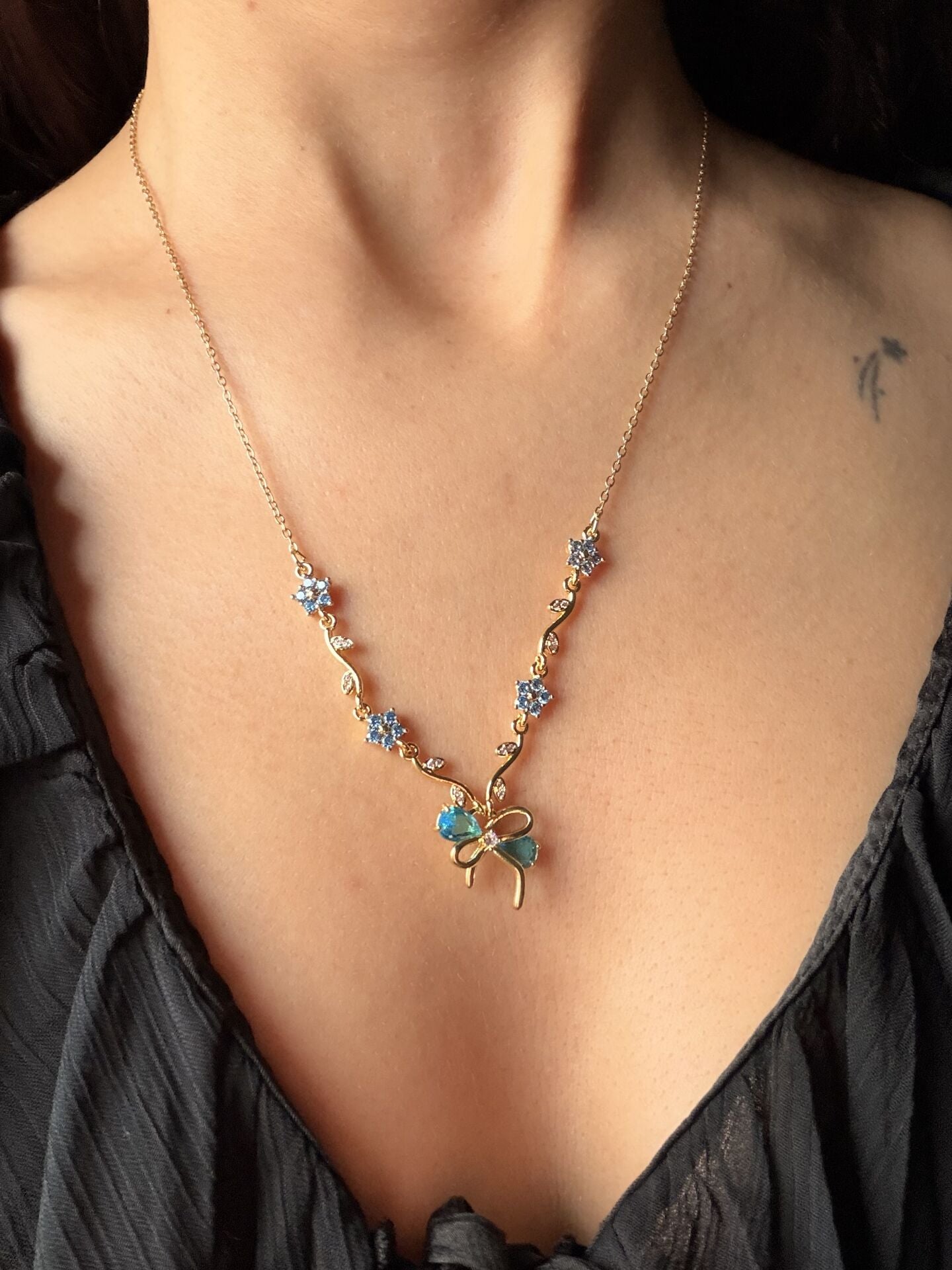 Mavi Taşlı Çiçek ve Fiyonk Motifli Vintage Kolye