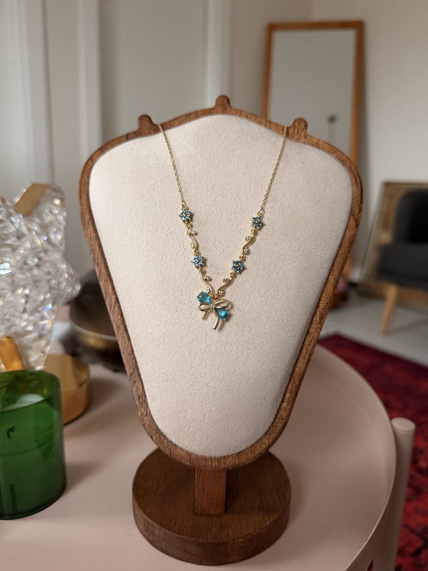 Mavi Taşlı Çiçek ve Fiyonk Motifli Vintage Kolye