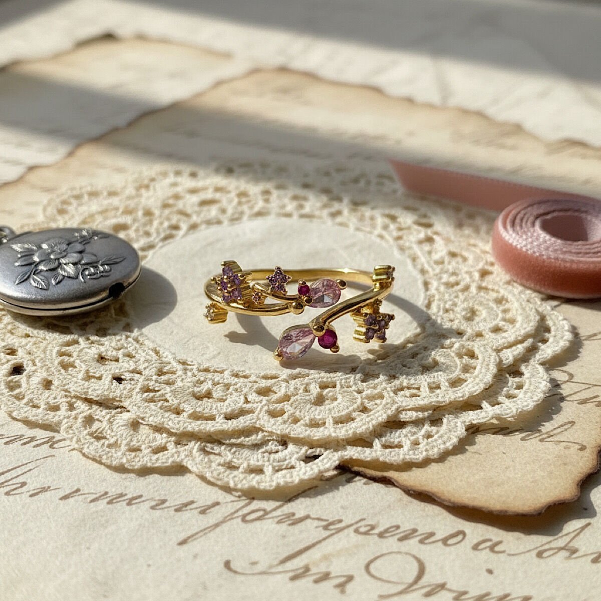 Mor ve Pemve Taşlı Tasarım Yüzük