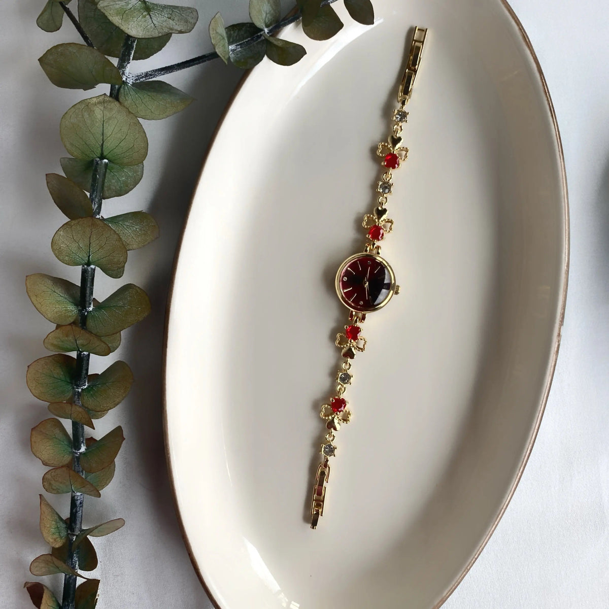 Pastel kolye ve saat takı setinin kırmızı renkli çiçek tasarım saat seçeneği