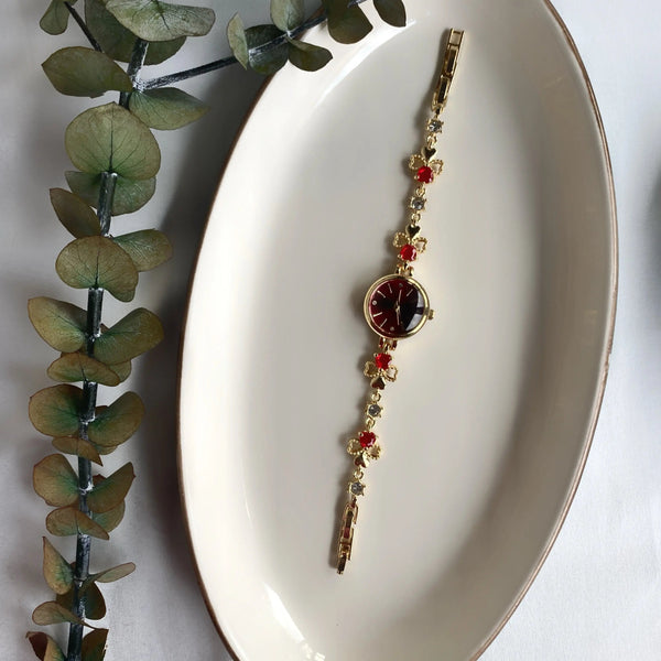 Pastel kolye ve saat takı setinin kırmızı renkli çiçek tasarım saat seçeneği