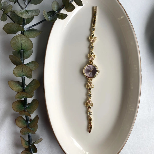 Pastel kolye ve saat takı setinin pembe renkli çiçek tasarım saat seçeneği