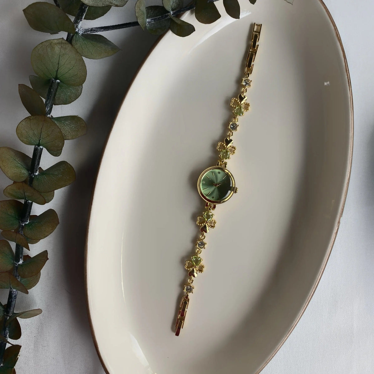 Pastel kolye ve saat takı setinin yeşil renkli çiçek tasarım saat seçeneği