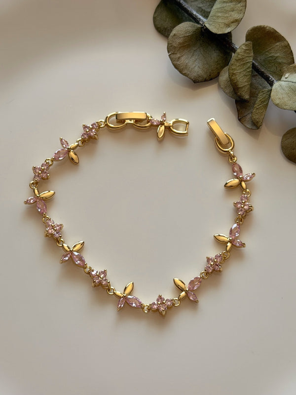 Pembe taşlı çiçek ve yaprak motifli gold kadın bilekliğin ayarlanabilir açık görünümü