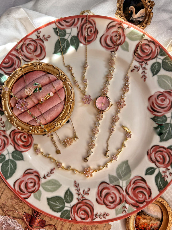Pembe çiçekli gold kadın takı seti; saat, iki kolye, üç bileklik ve iki yüzük birlikte