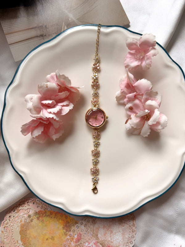 Pembe kadranlı çiçek detaylı gold kadın bileklik saatin yakın ürün görünümü