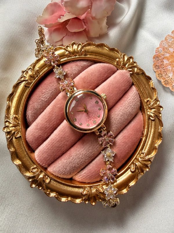 Pembe kadranlı çiçek detaylı kadın saatin pembe kadife sunumda görünümü