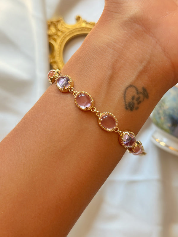 Pembe oval taşlı ayarlanabilir gold bileklik bilekte kullanım görünümü