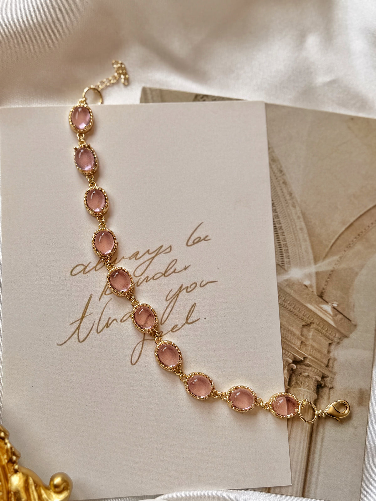 Ayarlanabilir pembe taşlı gold bileklik kart üzerinde
