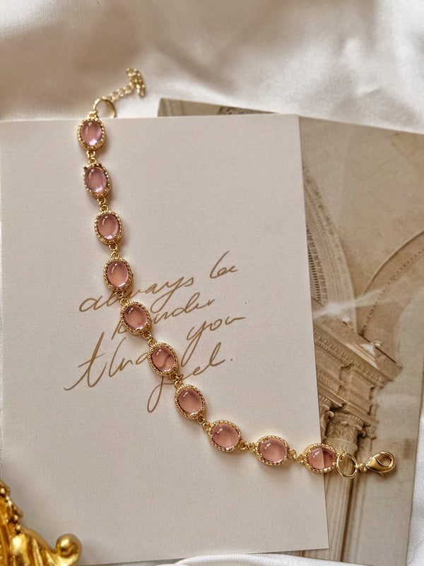 Ayarlanabilir pembe taşlı gold bileklik kart üzerinde
