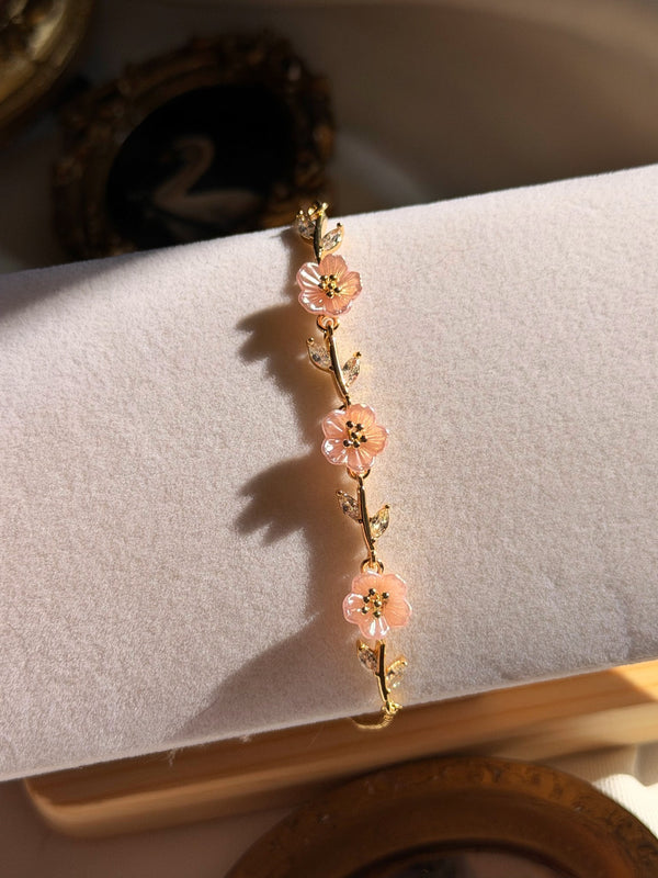 Pembe sedef çiçekli ayarlanabilir gold kadın bileklik stand üzerinde