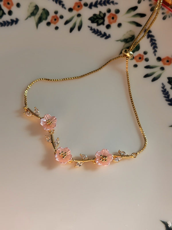 Pembe sedef çiçekli gold bileklik ayarlanabilir zincir detayıyla