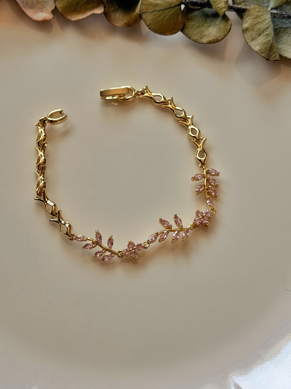 Pembe taşlı sarmaşık dal gold kadın bilekliğin açık tam ürün görünümü
