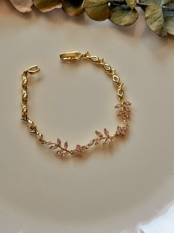 Pembe taşlı sarmaşık dal gold kadın bilekliğin açık tam ürün görünümü