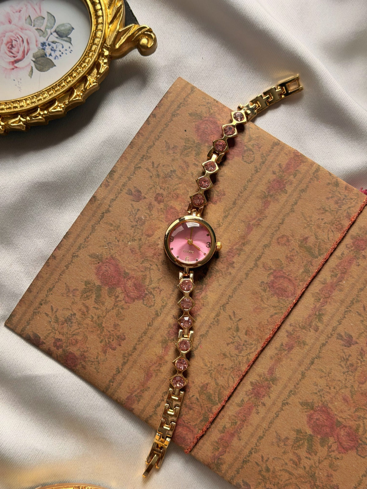 Pembe taşlı gold kadın kol saati, vintage desenli kart üzerinde boydan ürün görünümü