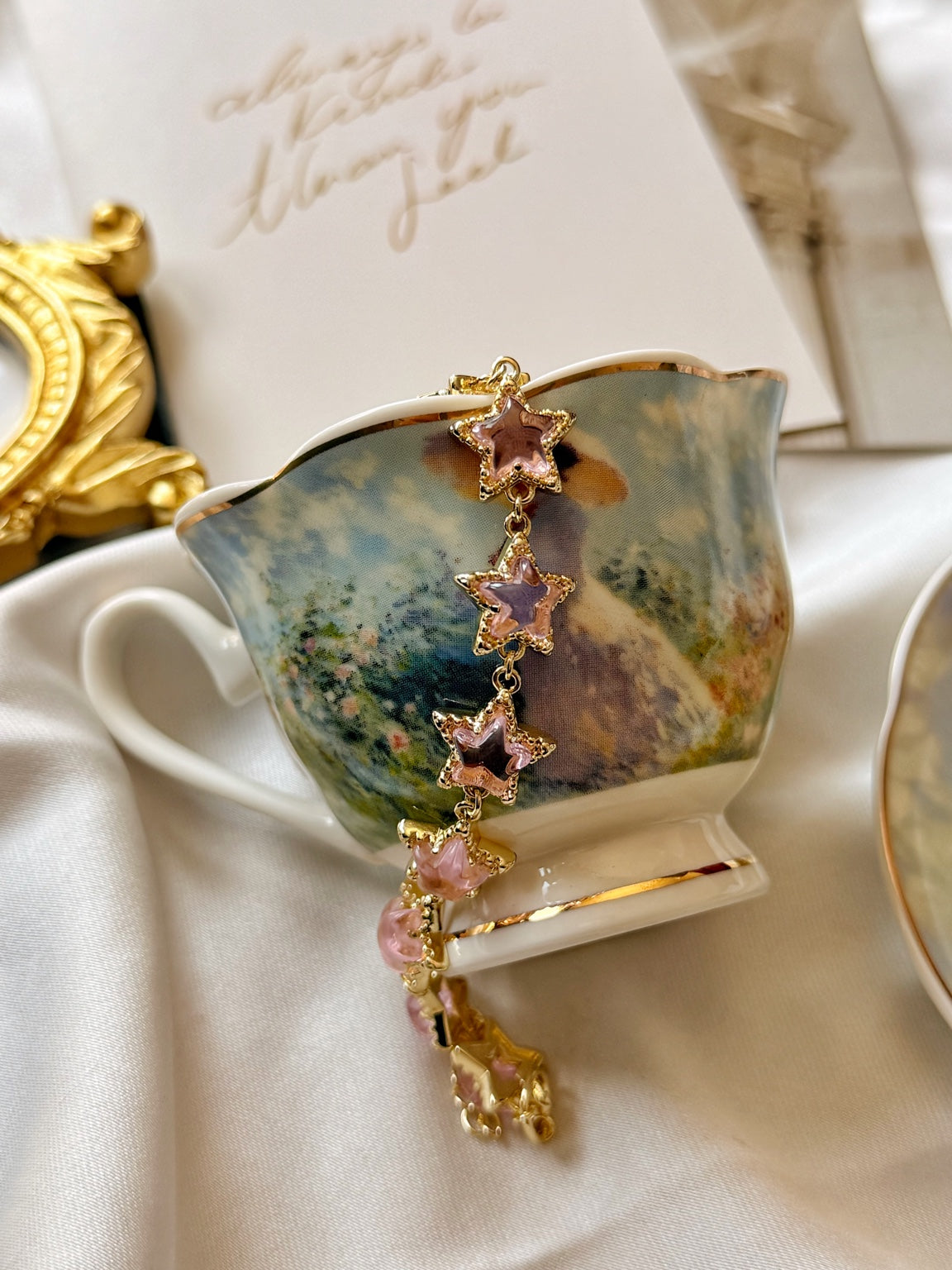 Ayarlanabilir pembe yıldızlı gold kadın bileklik dekoratif fincan üzerinde yakın görünüm