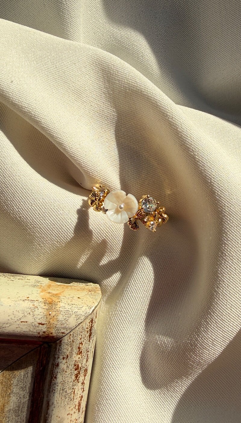 Retro Çiçek Detaylı Sedef Taşlı Pirinç Yüzük