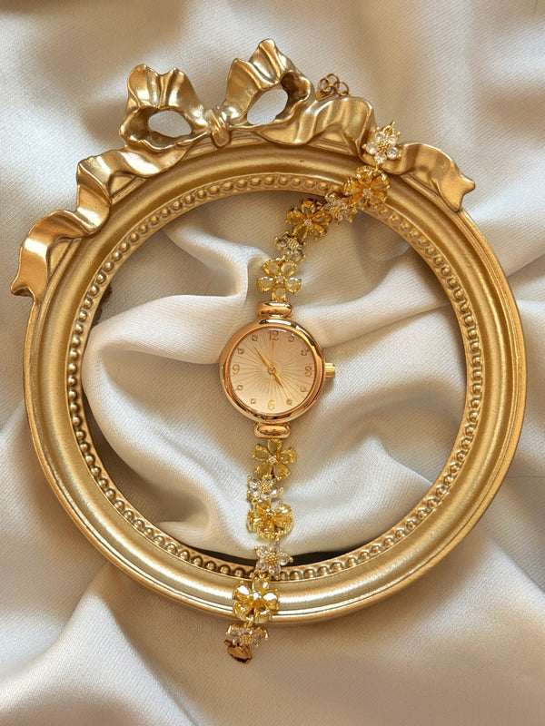 Sarı çiçek detaylı gold kadın saat saten ve vintage çerçeve üzerinde