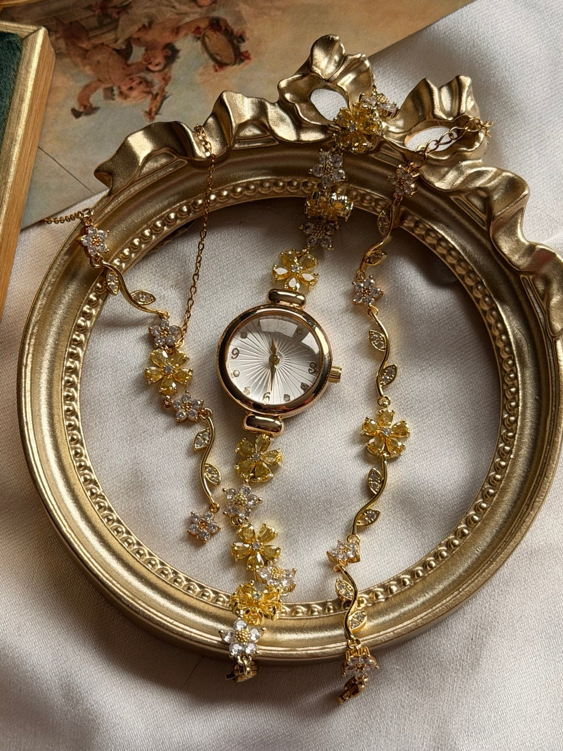 Sarı taşlı çiçek ve yaprak detaylı saat kolye bileklik 3'lü takı seti vintage gold çerçeve üzerinde