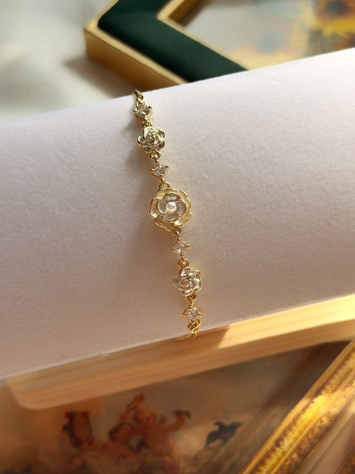 Üç gül motifli gold taşlı ayarlanabilir bileklik beyaz sergileme standında