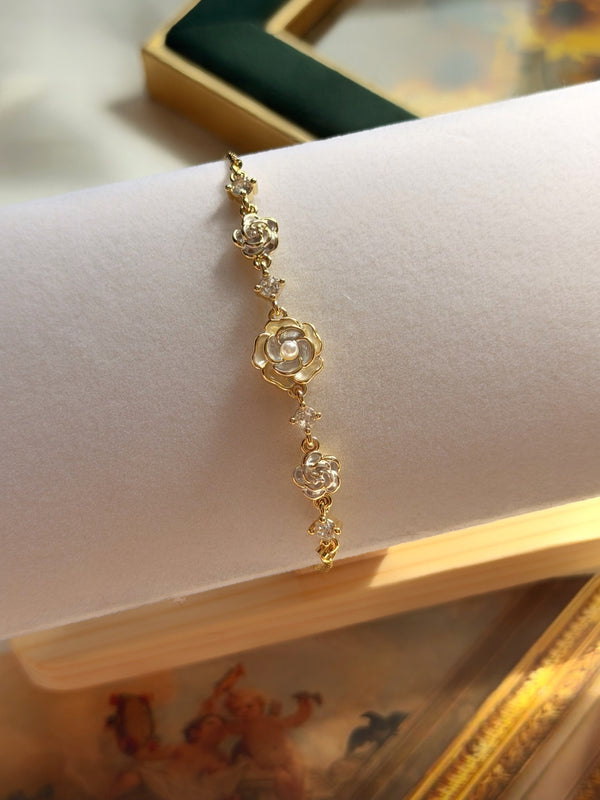 Üç gül motifli gold taşlı ayarlanabilir bileklik beyaz sergileme standında