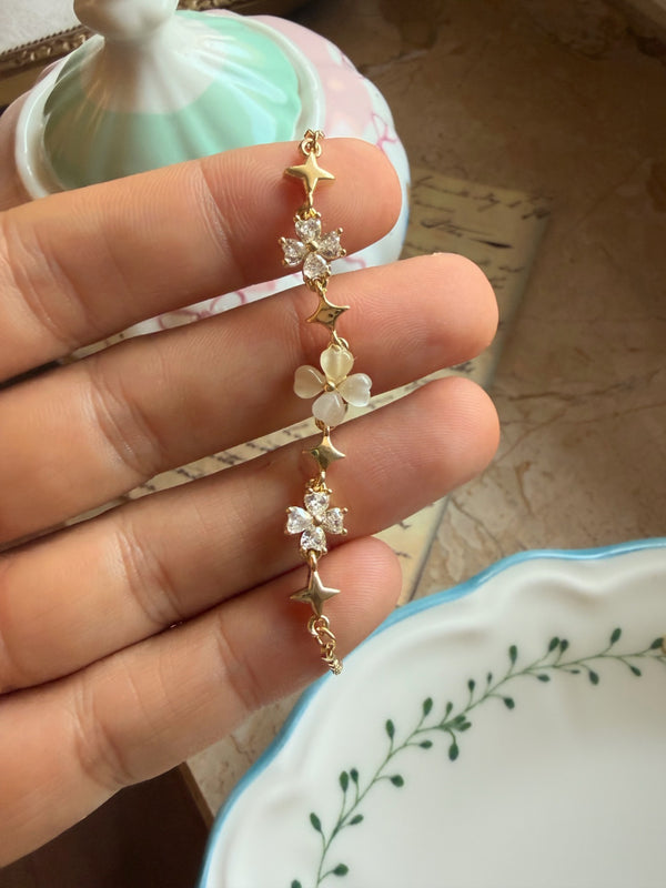 Sedef taşlı çiçekli gold kadın bileklik tasarım detayları
