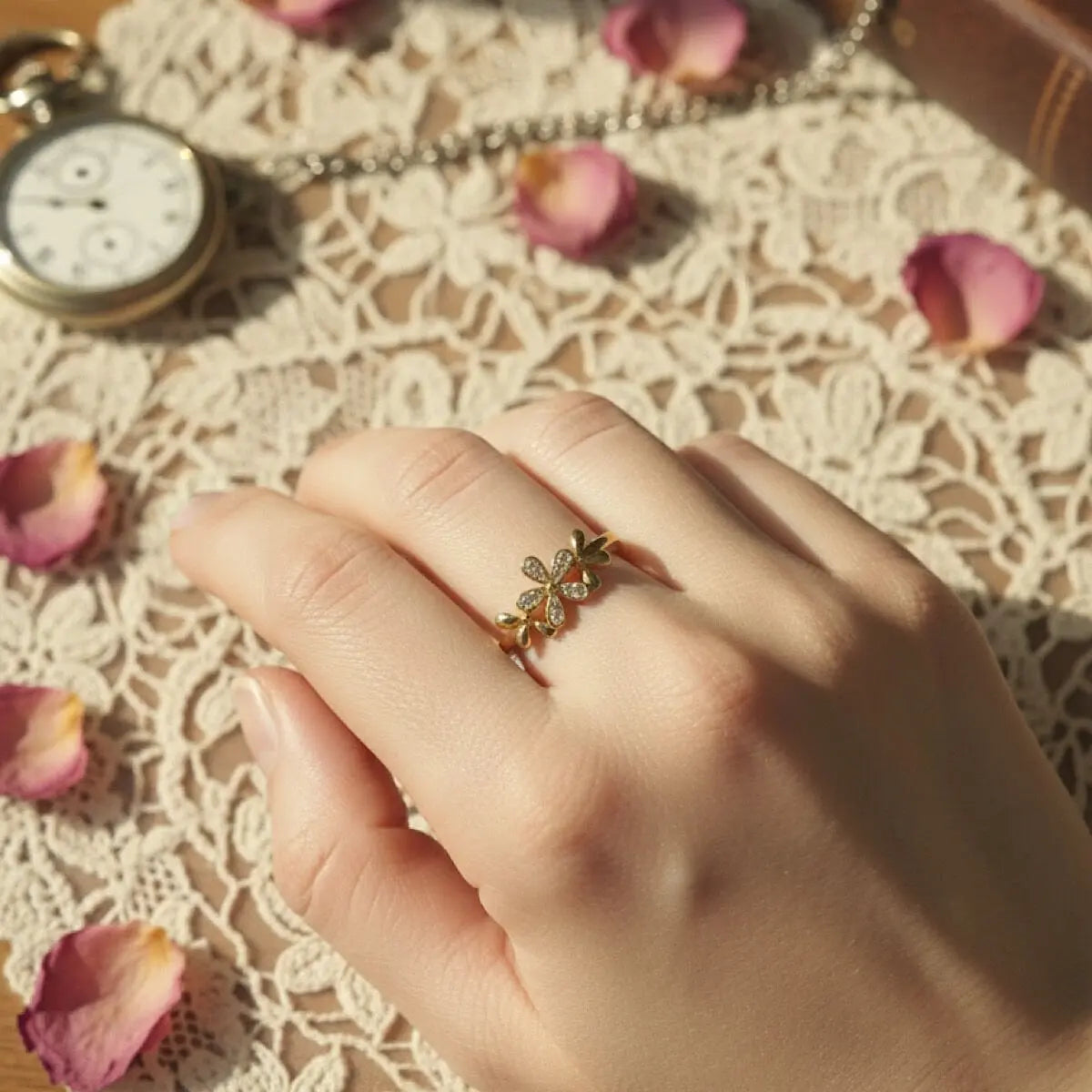 Taş Detaylı Çiçek Figürlü Tasarım Yüzük Vintage Aksesuar