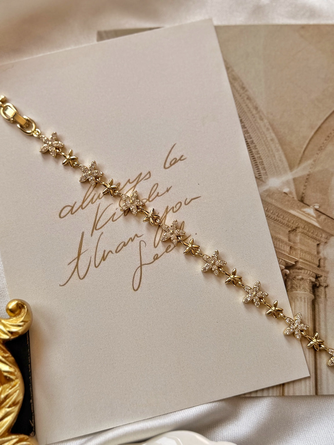 Büyük taşlı ve küçük gold çiçek motifli ayarlanabilir kadın bileklik